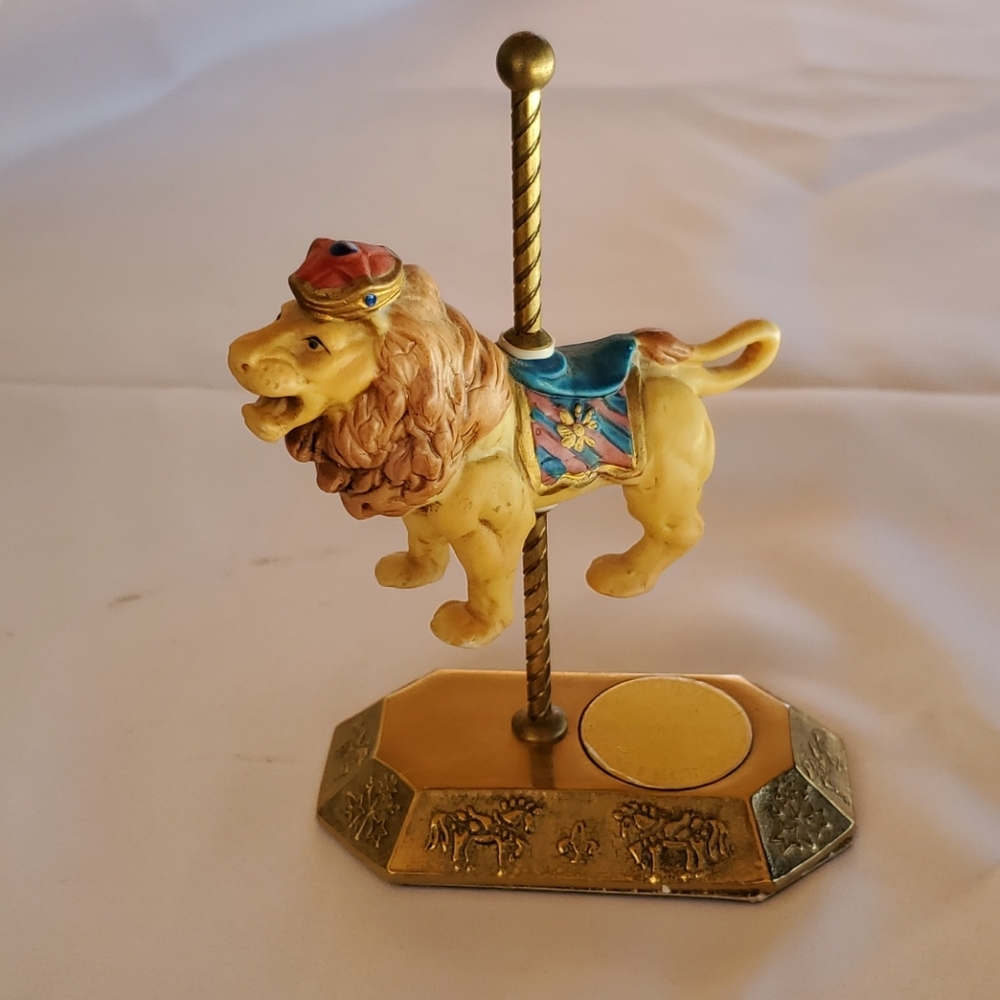 Lion Westminster Carousel Collection - Picture 7 of 9